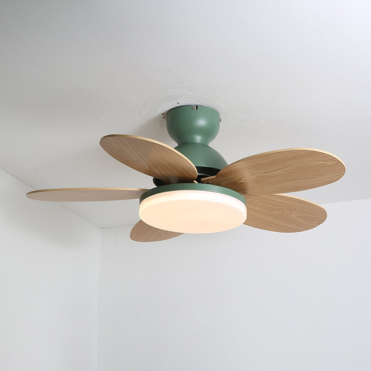 Plafondventilator met houten bloemvormige bladen