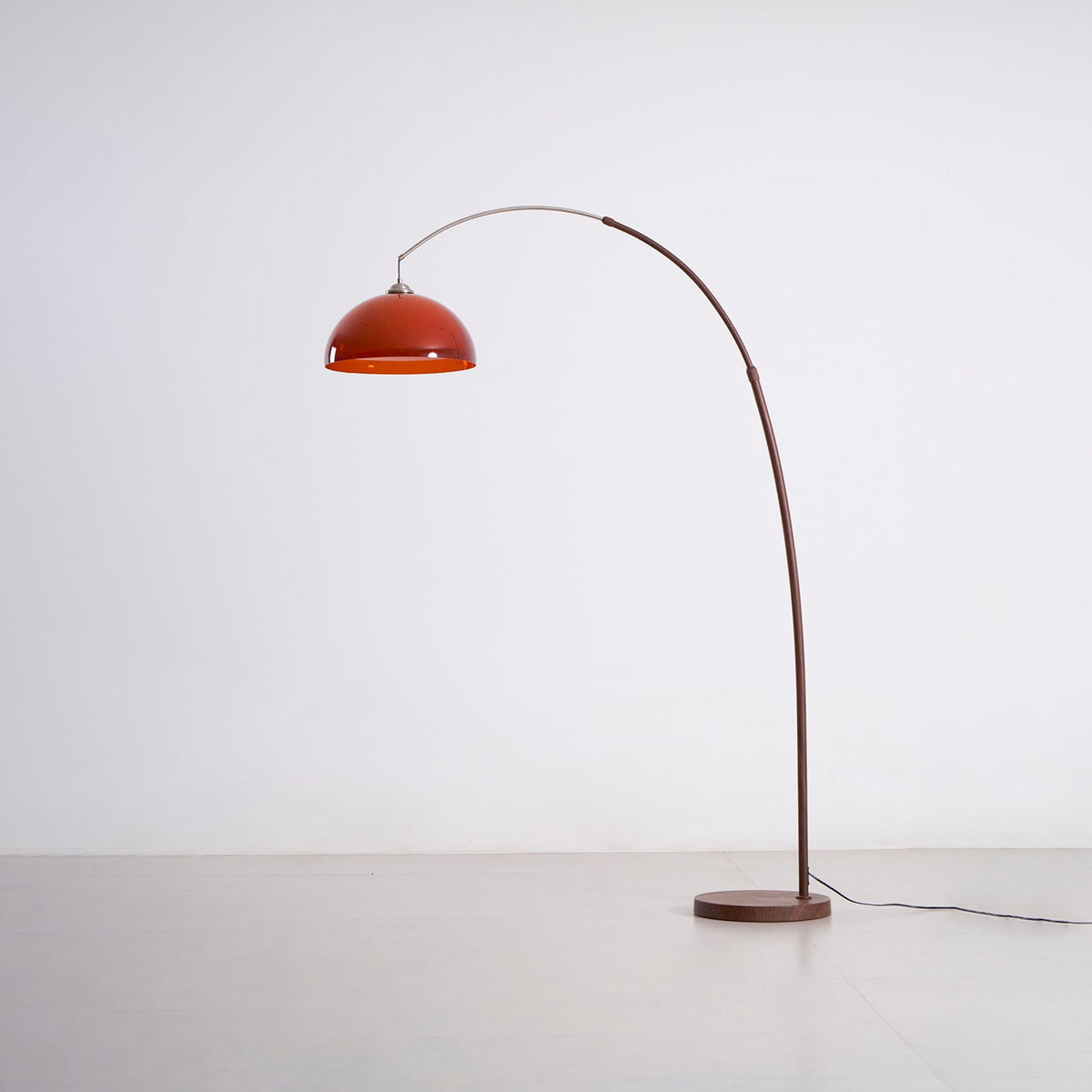 Halberon boogvormige vloerlamp van walnoot