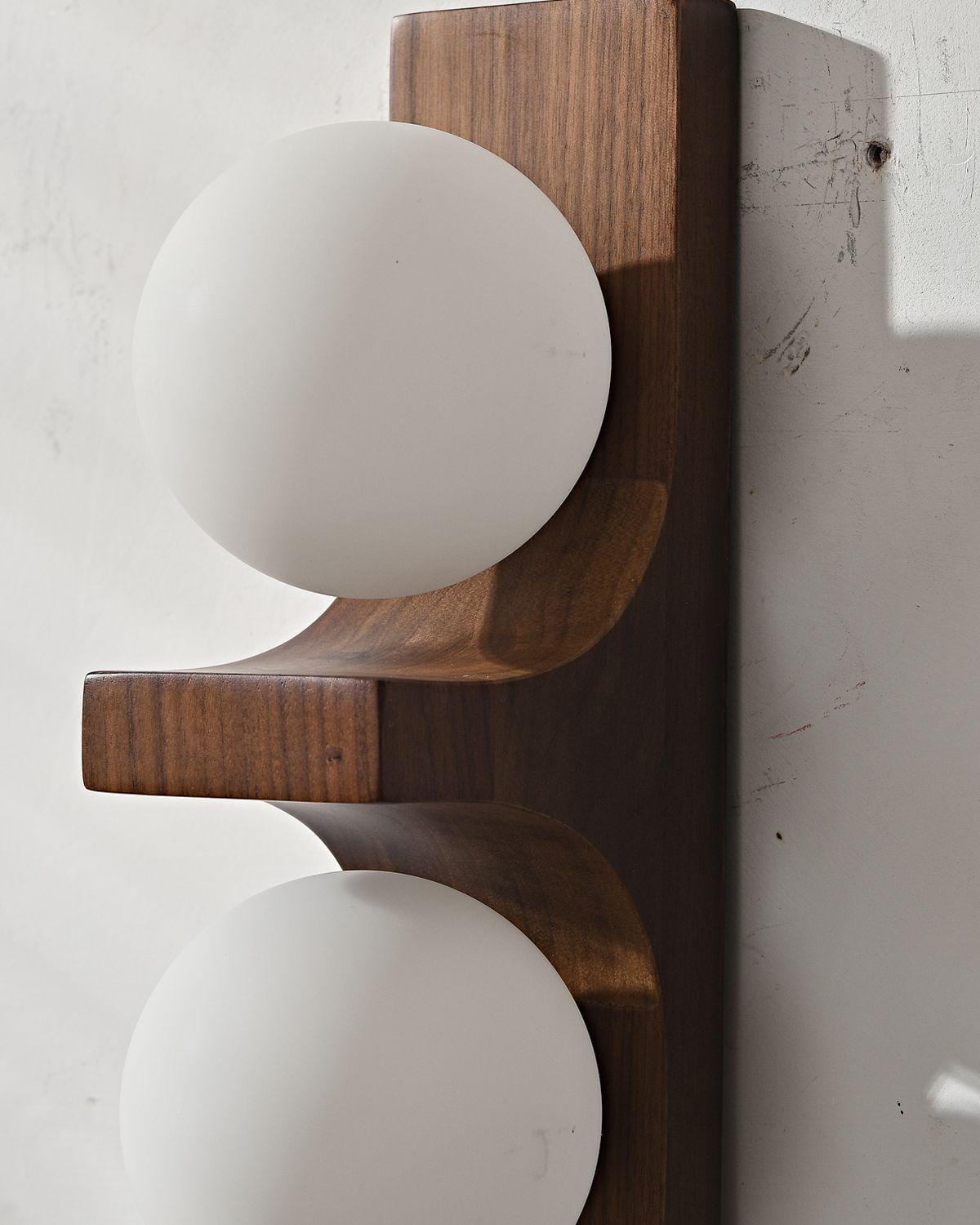 Dubbele wandlamp van hout met globes