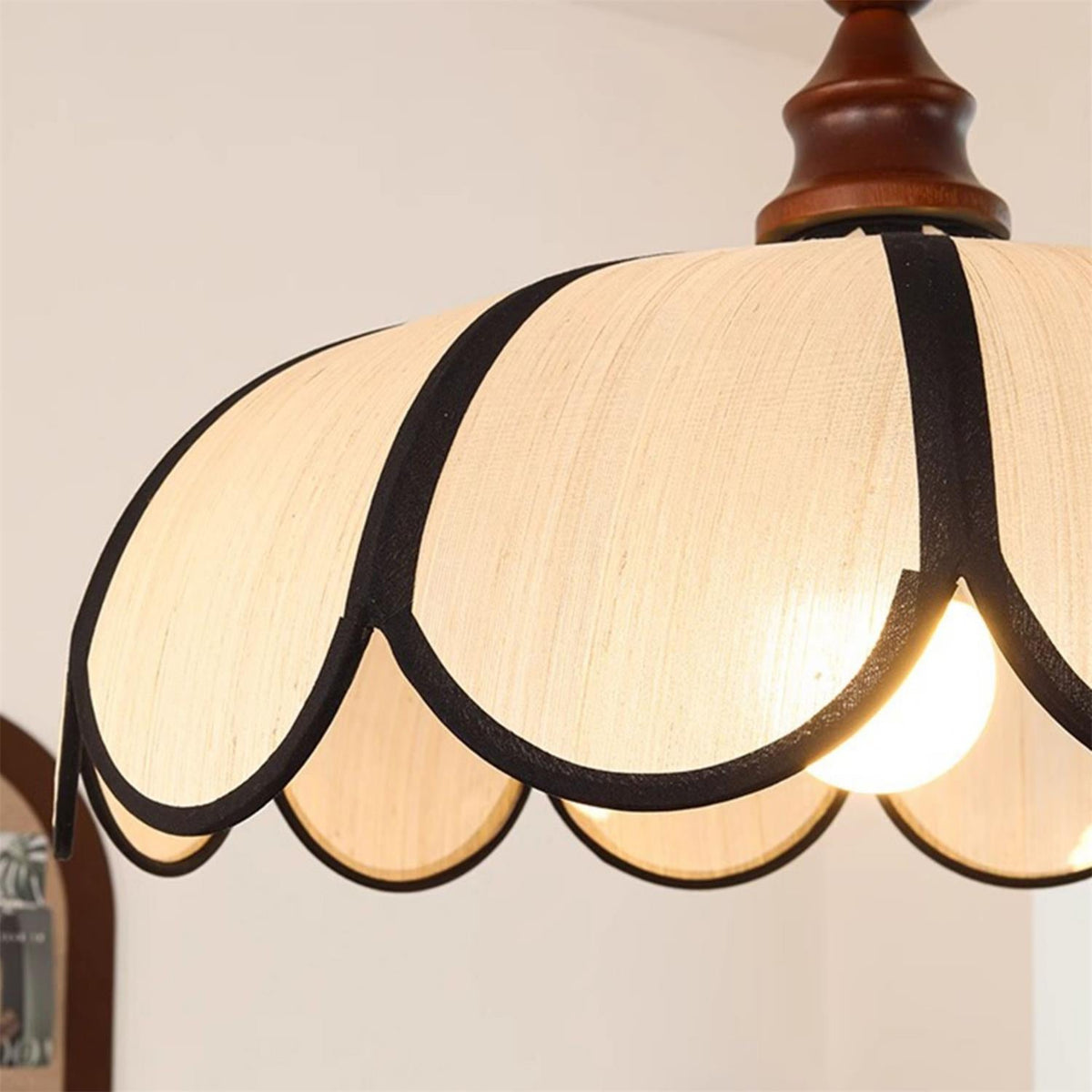 Hanglamp met geschulpte bloemblaadjes