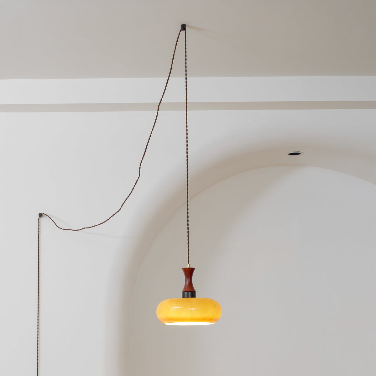 Amberkleurige glazen hanglamp met stekker