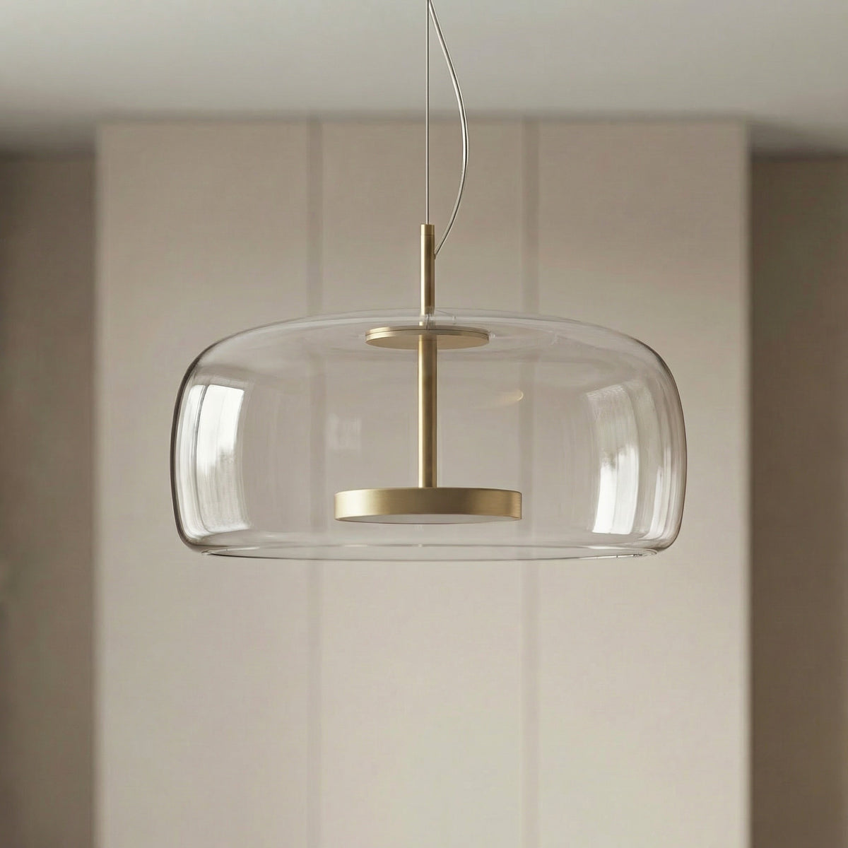 Hanglamp met getinte glazen kap en trommelvormige lampenkap