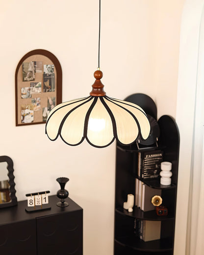 Hanglamp met geschulpte bloemblaadjes