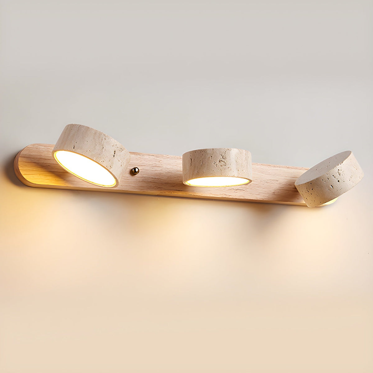 Travertijn wandlamp voor badkamermeubel met houtaccenten