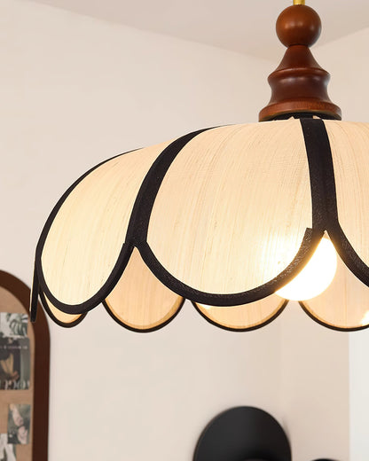 Hanglamp met geschulpte bloemblaadjes