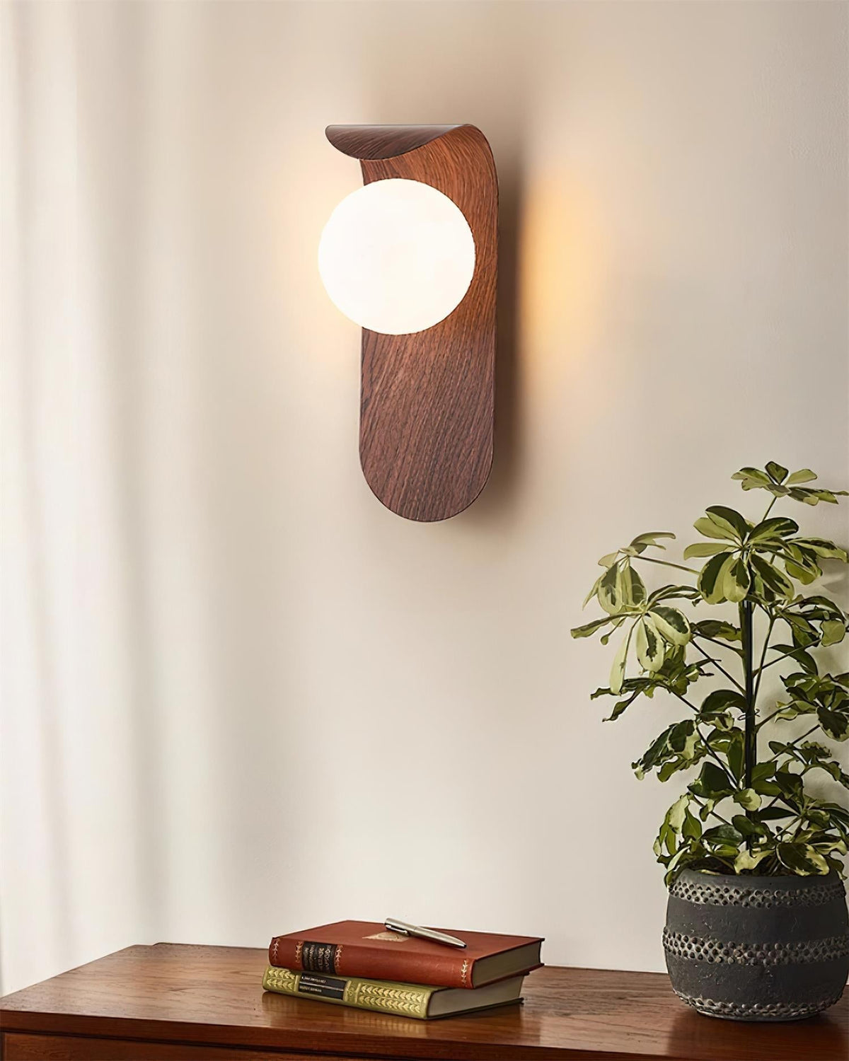 Velmara minimalistische houten wandlamp in de vorm van een wereldbol