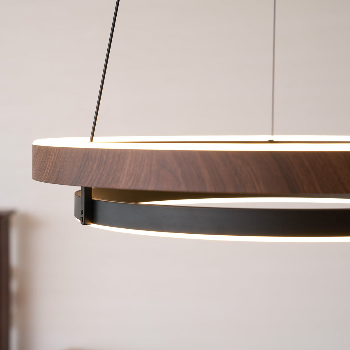 Walnootkleurige LED-kroonluchter met dubbele ringen