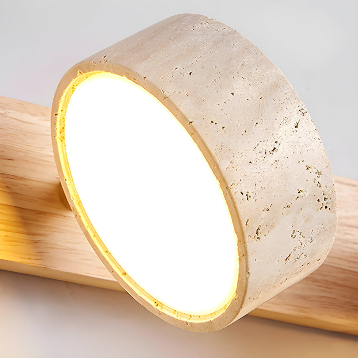 Travertijn wandlamp voor badkamermeubel met houtaccenten