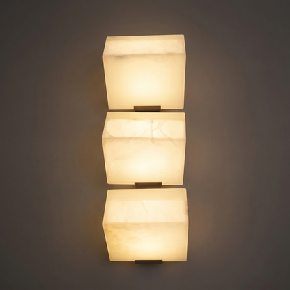 Sculpturale wandlamp van albast