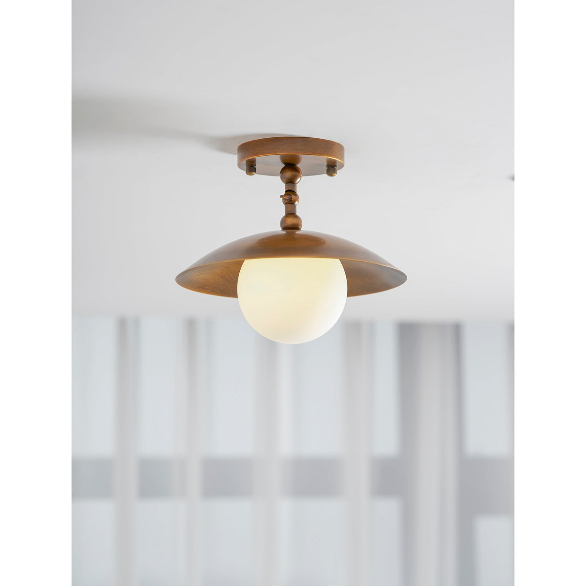 Messingkleurige half-inbouwplafondlamp met koepelshade