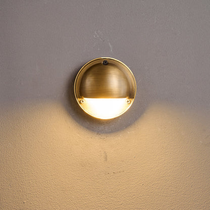 Compacte wandlamp van messing