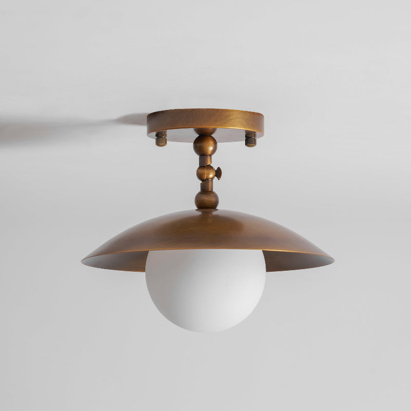Messingkleurige half-inbouwplafondlamp met koepelshade