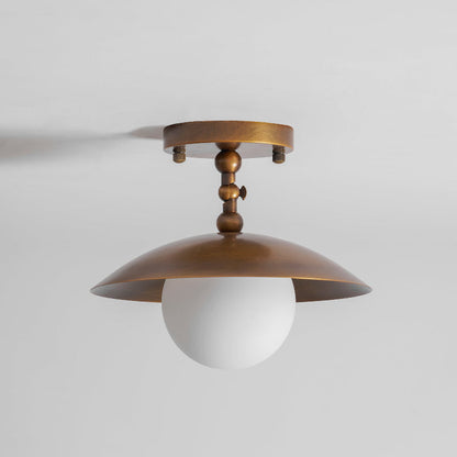 Messingkleurige half-inbouwplafondlamp met koepelshade