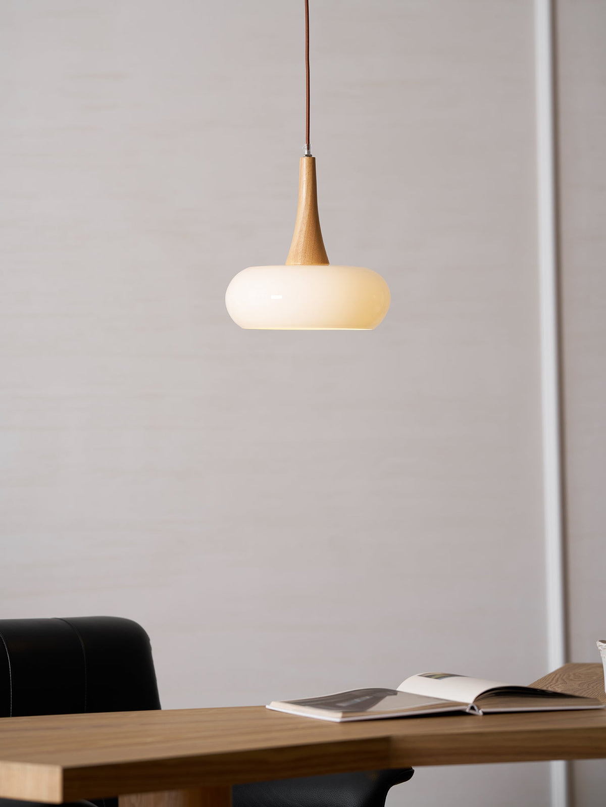 Hanglamp van hout en kiezelglas
