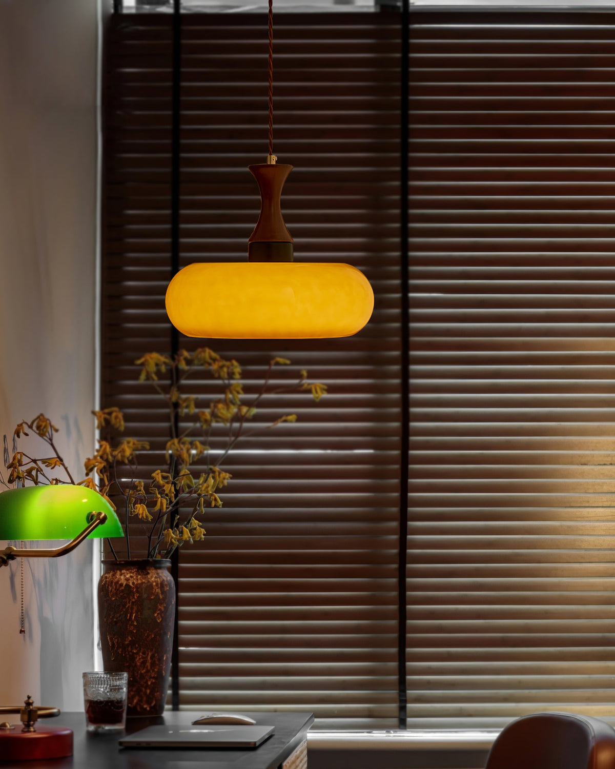 Amberkleurige glazen hanglamp met stekker