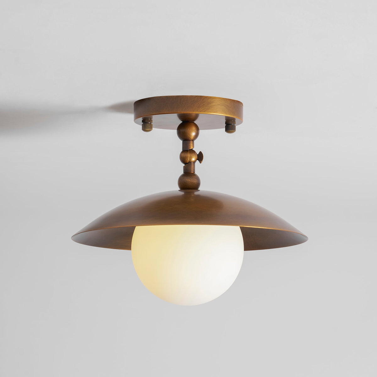 Messingkleurige half-inbouwplafondlamp met koepelshade