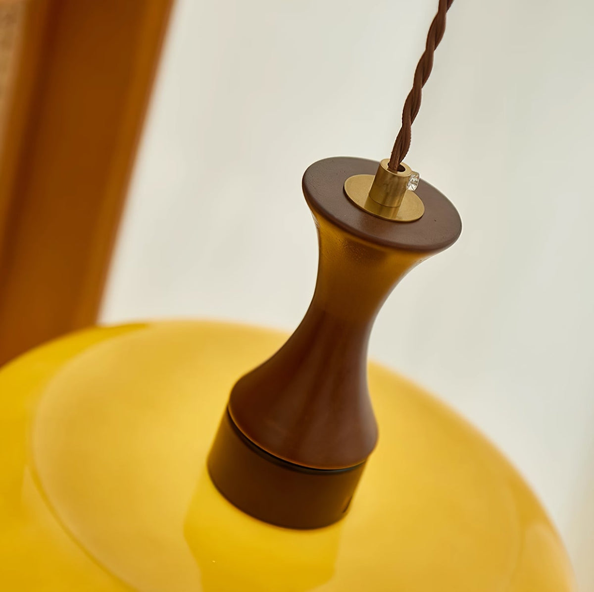 Amberkleurige glazen hanglamp met stekker