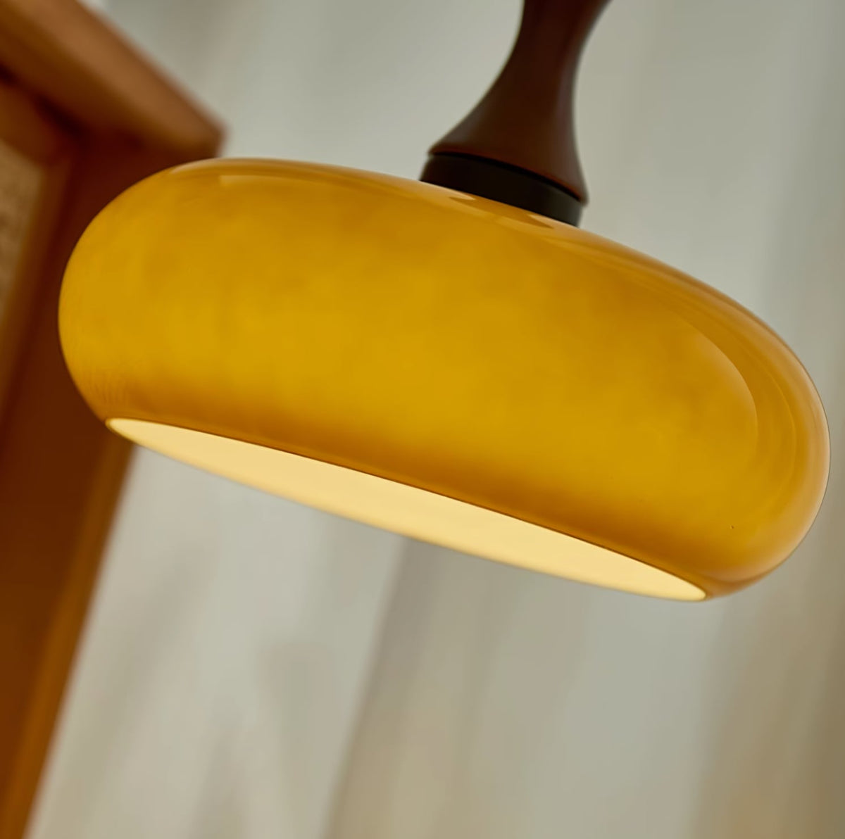 Amberkleurige glazen hanglamp met stekker