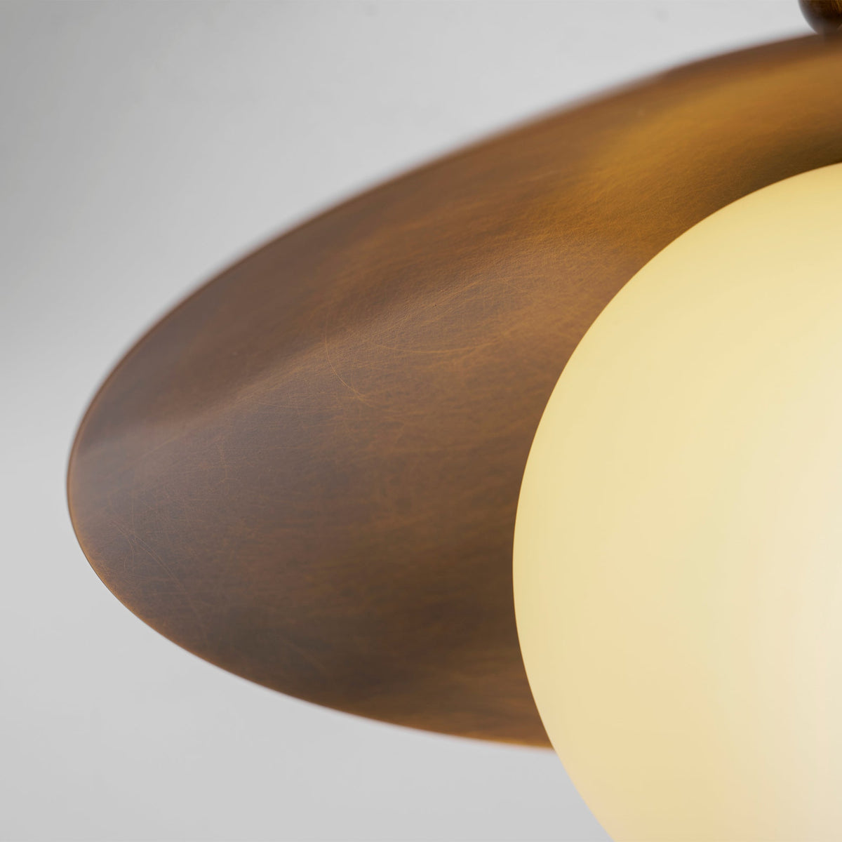 Messingkleurige half-inbouwplafondlamp met koepelshade