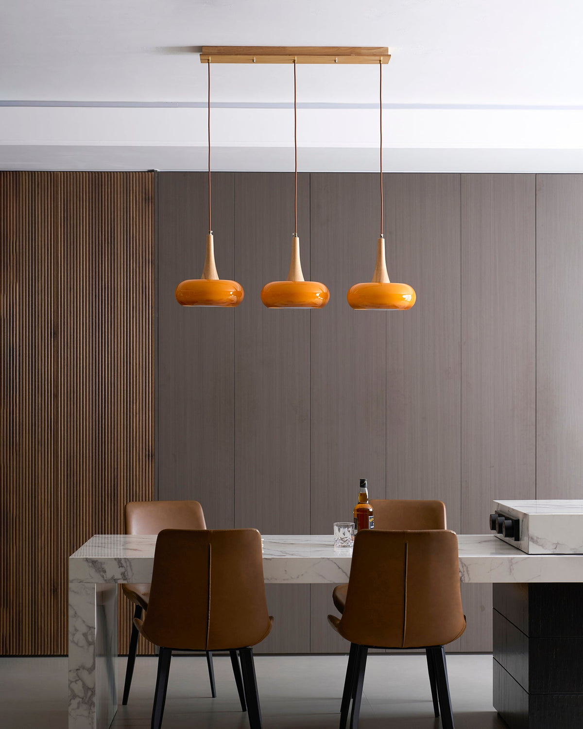 Hanglamp van hout en kiezelglas