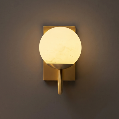 Sculpturale wandlamp van albast