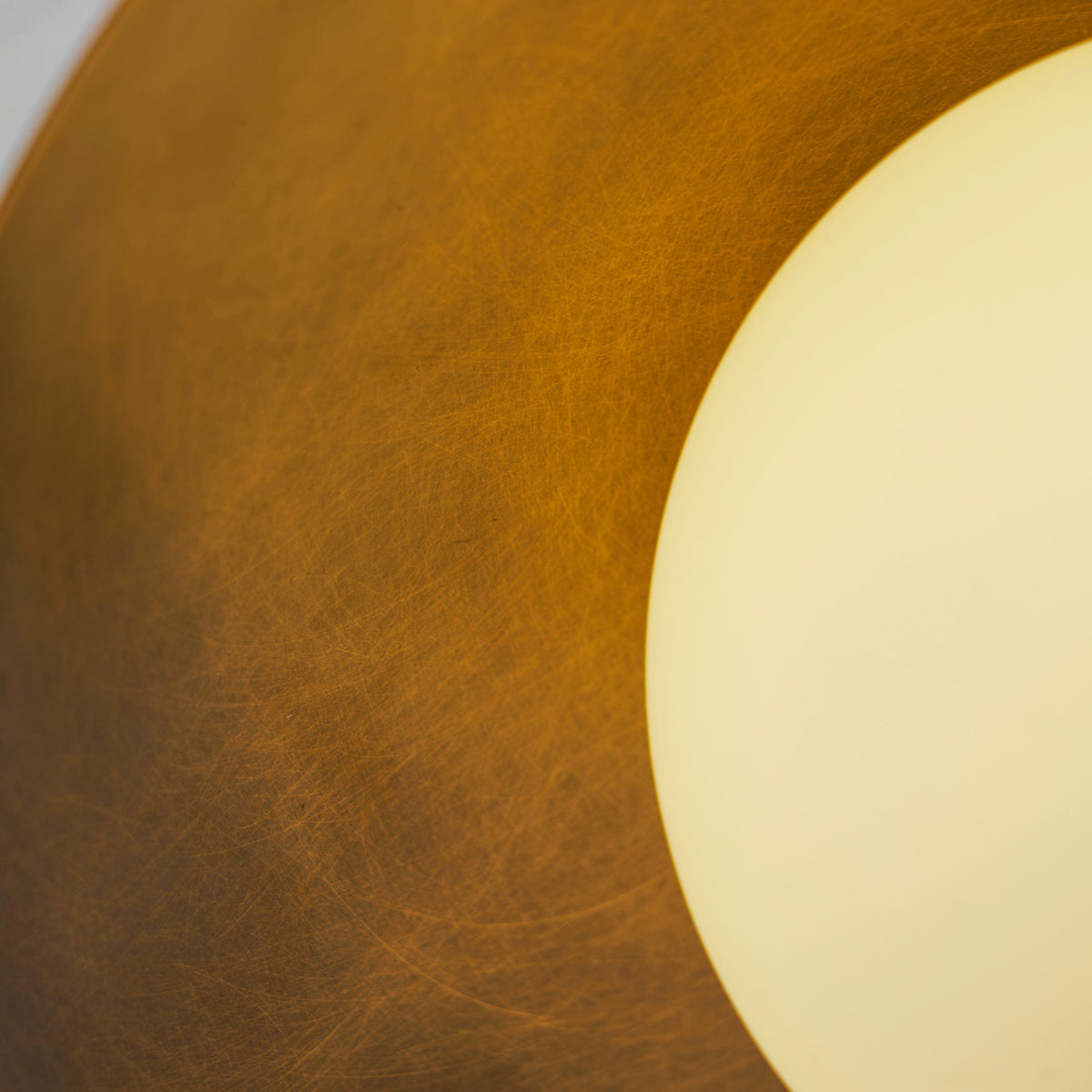 Messingkleurige half-inbouwplafondlamp met koepelshade