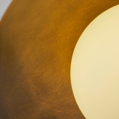 Messingkleurige half-inbouwplafondlamp met koepelshade