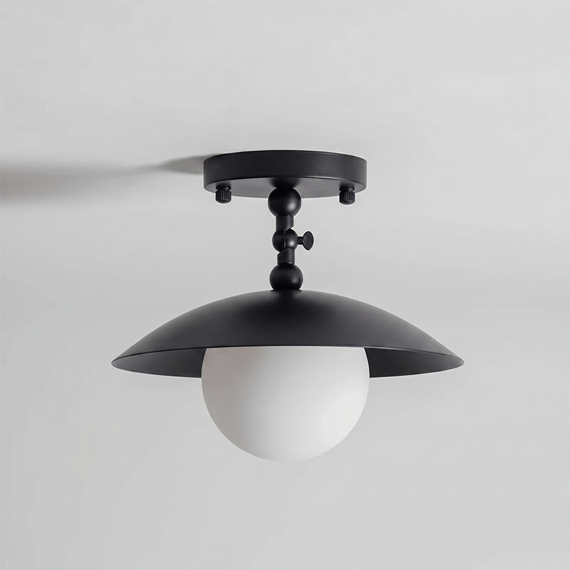 Messingkleurige half-inbouwplafondlamp met koepelshade