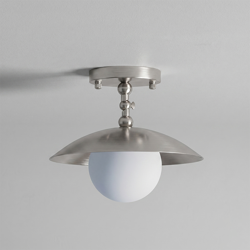 Messingkleurige half-inbouwplafondlamp met koepelshade