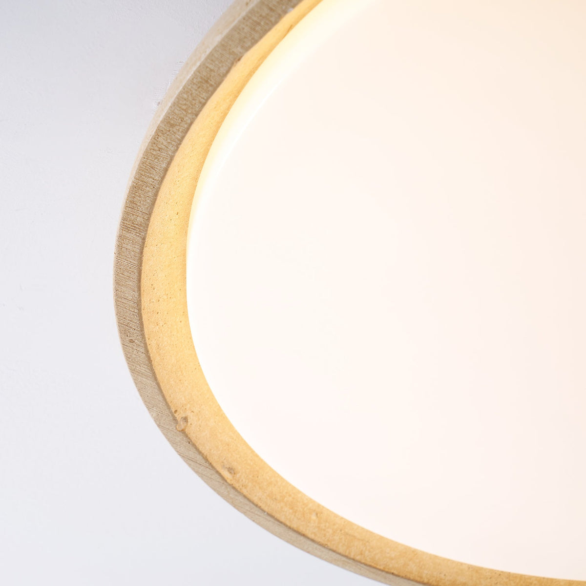 Ronde, vlakke plafondlamp van travertijn