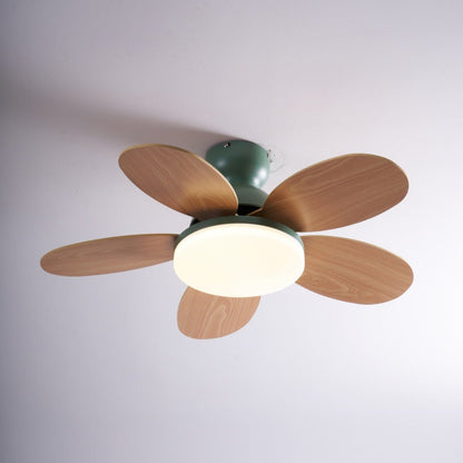 Plafondventilator met houten bloemvormige bladen