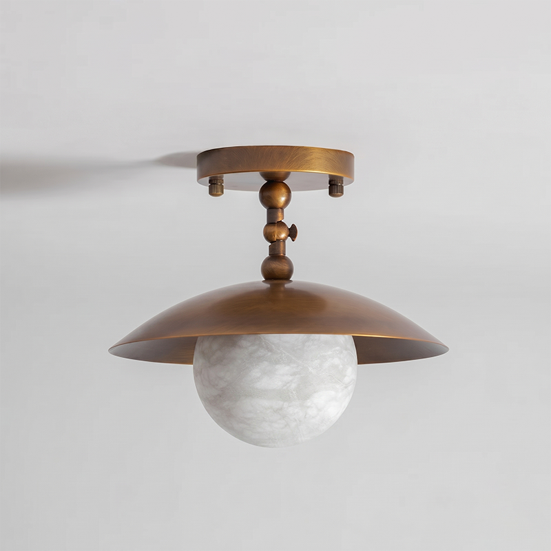 Messingkleurige half-inbouwplafondlamp met koepelshade