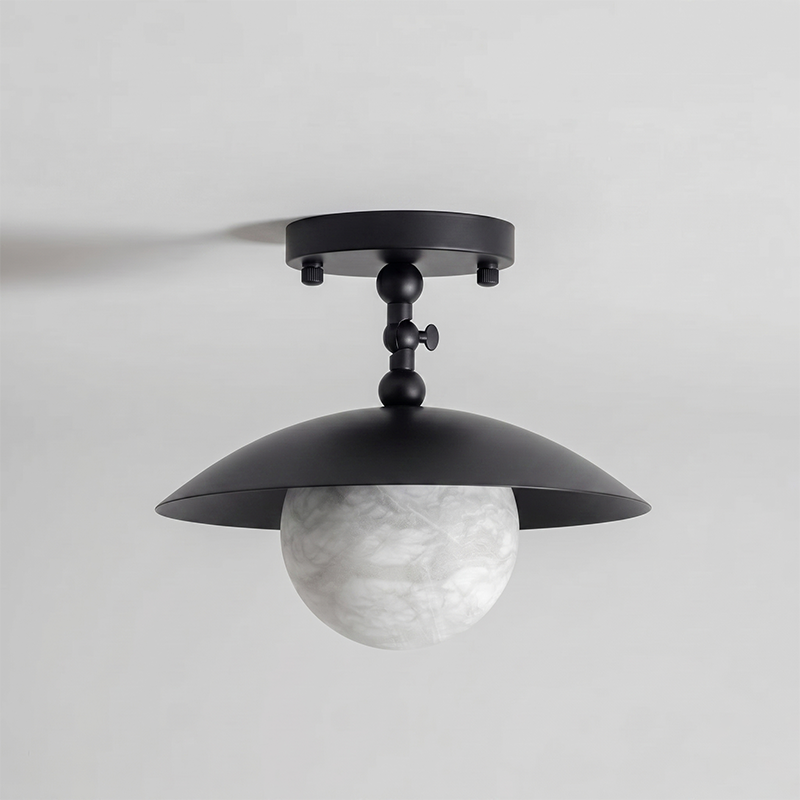 Messingkleurige half-inbouwplafondlamp met koepelshade