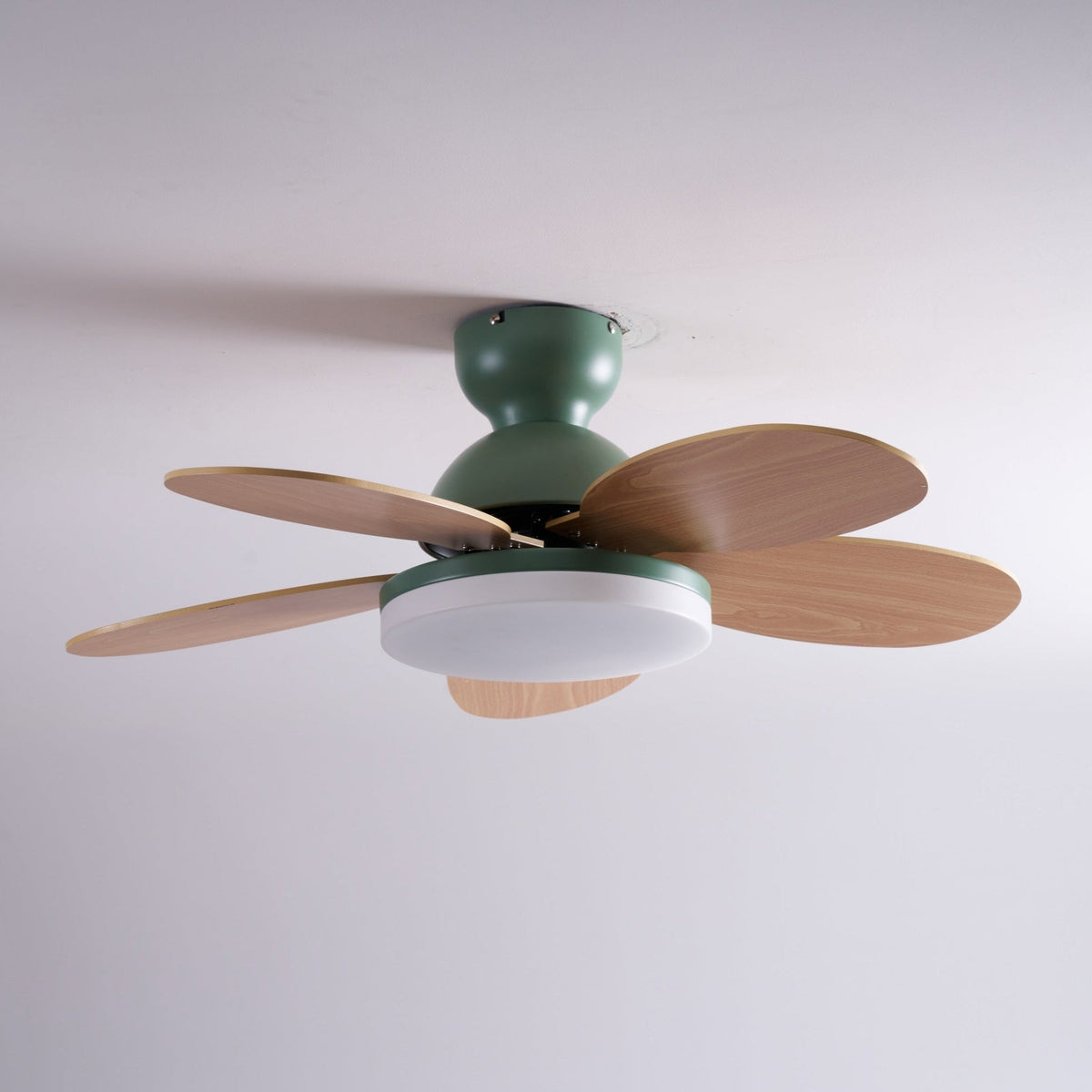 Plafondventilator met houten bloemvormige bladen