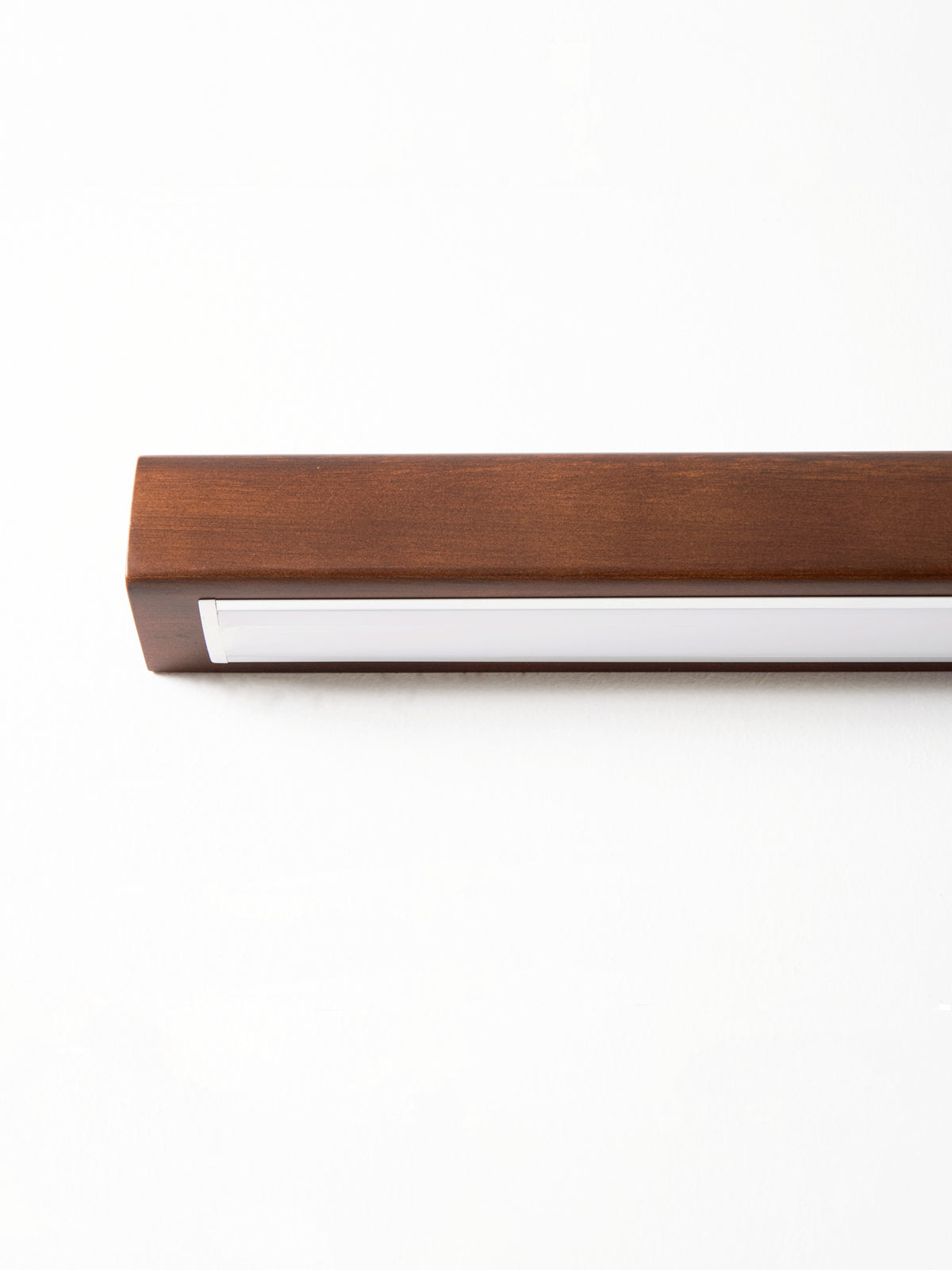 Slanke lineaire wandlamp van hout