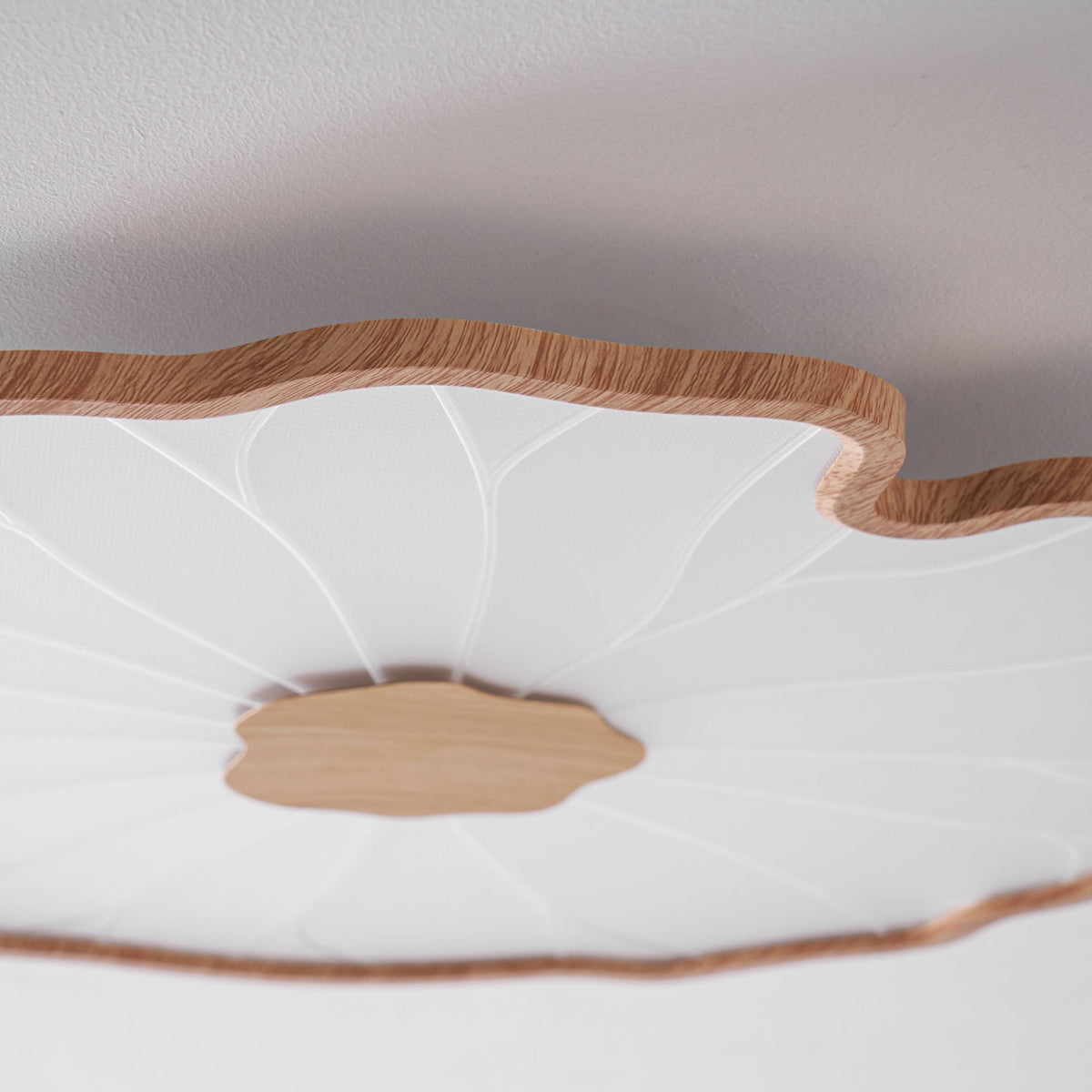 Plafondlamp met waterleliehoutnerfstructuur