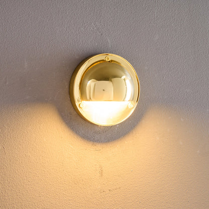 Compacte wandlamp van messing