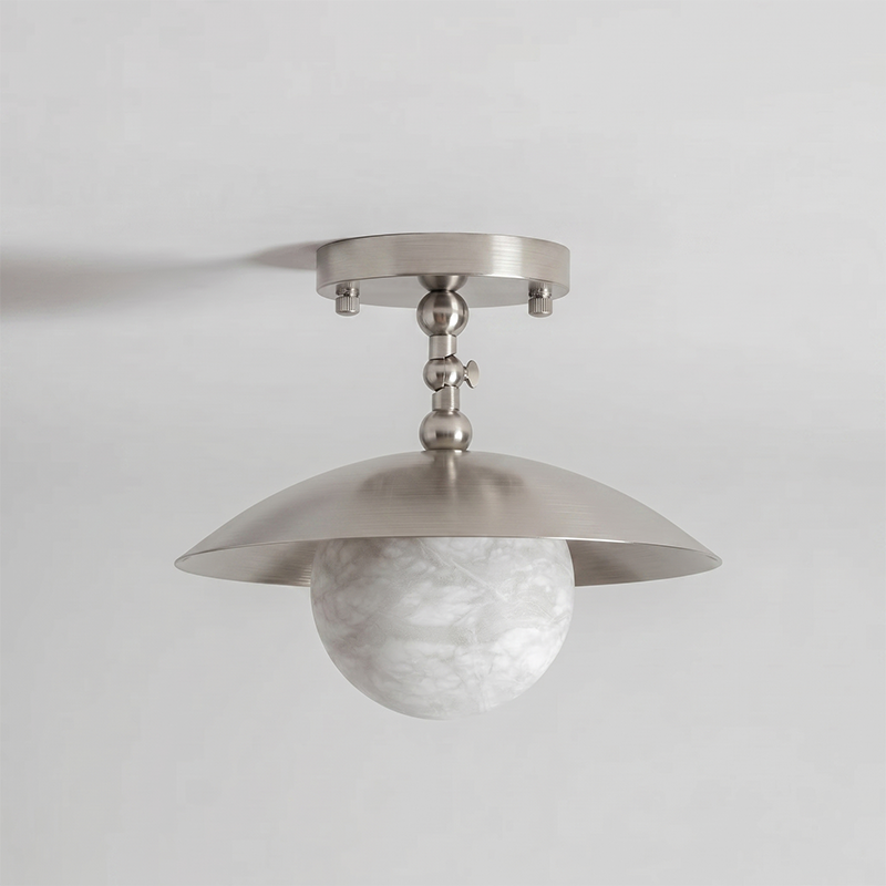 Messingkleurige half-inbouwplafondlamp met koepelshade