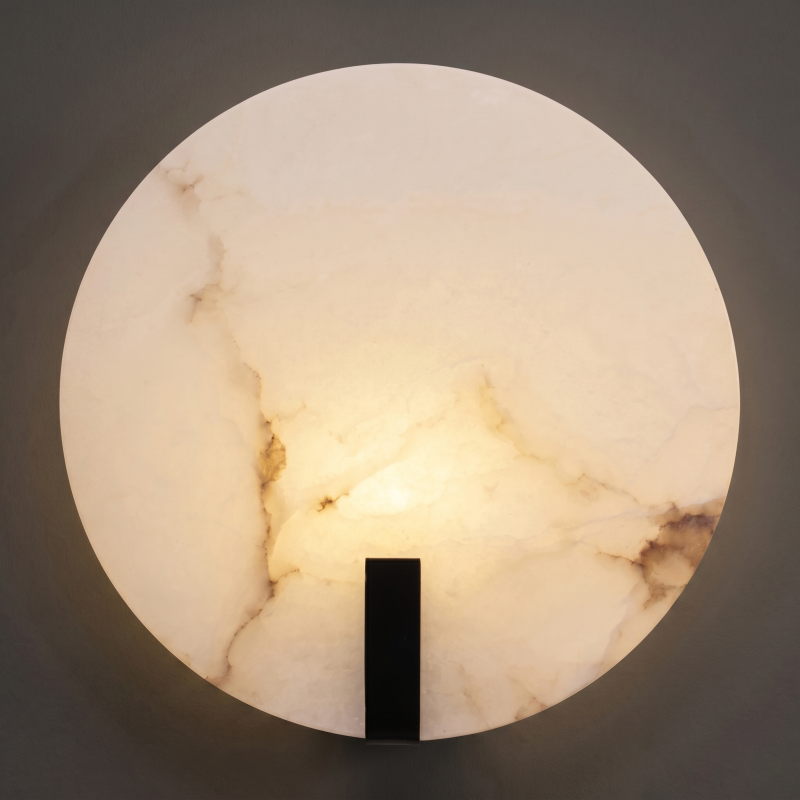 Sculpturale wandlamp van albast