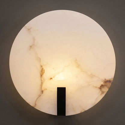 Sculpturale wandlamp van albast