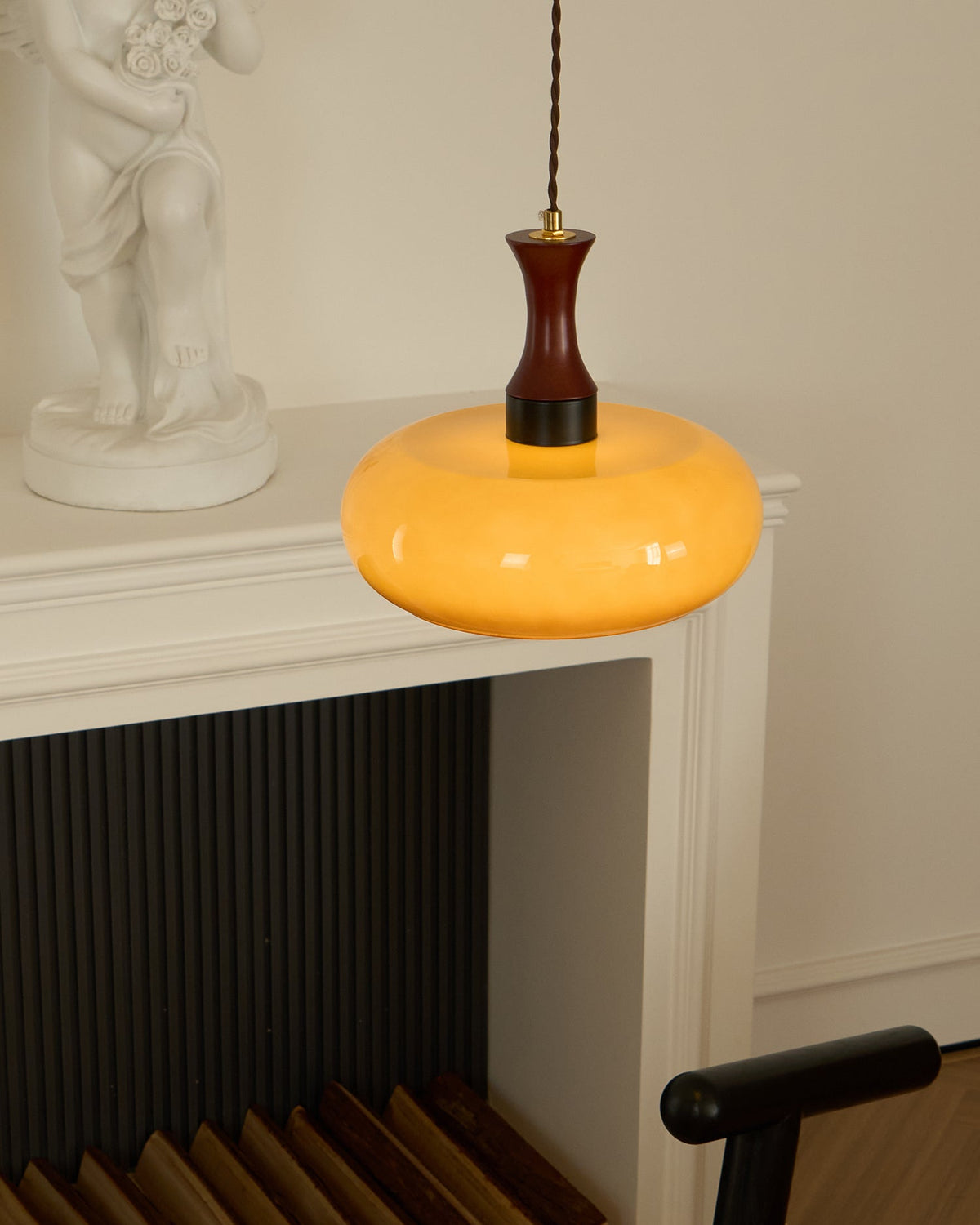 Amberkleurige glazen hanglamp met stekker