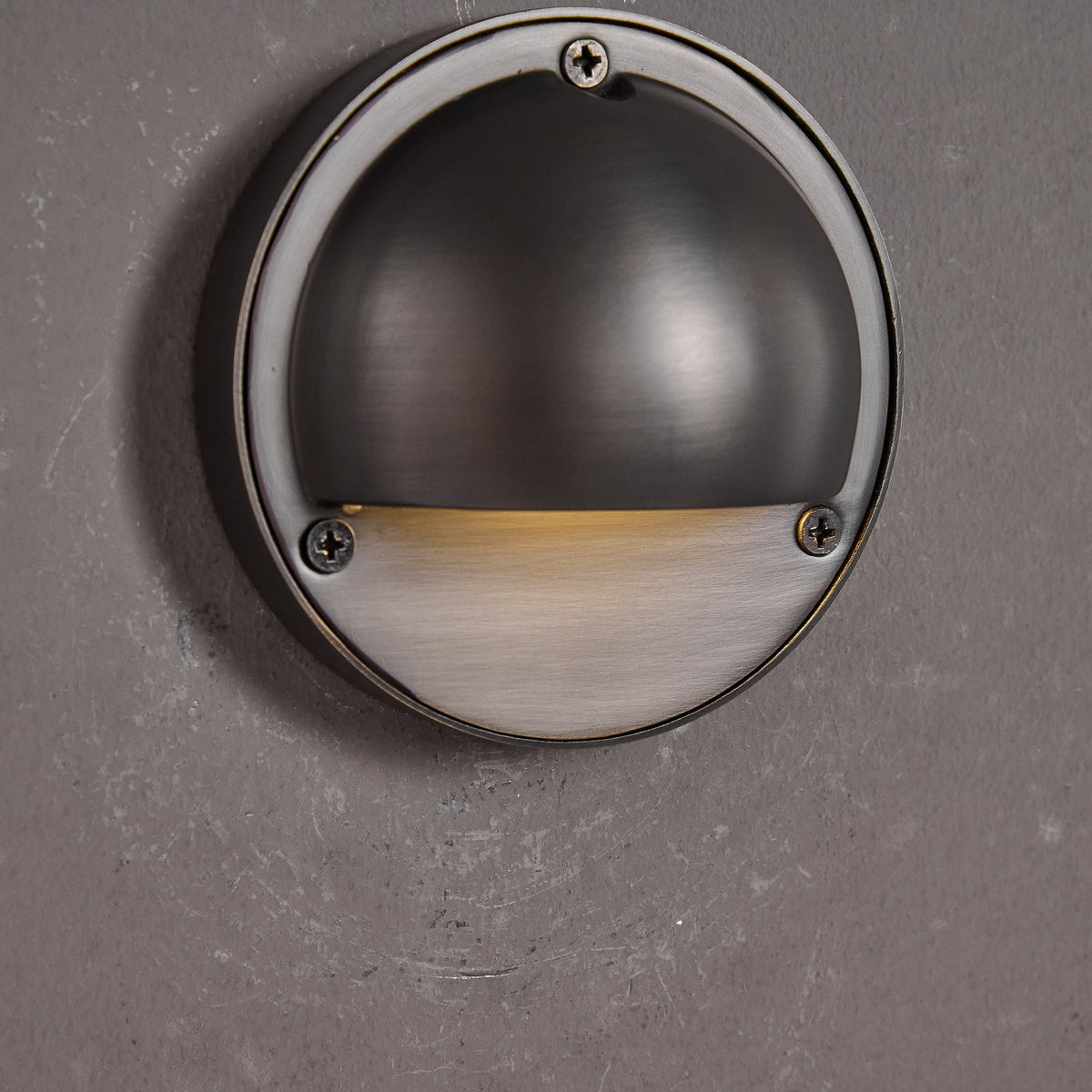 Compacte wandlamp van messing