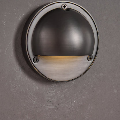 Compacte wandlamp van messing