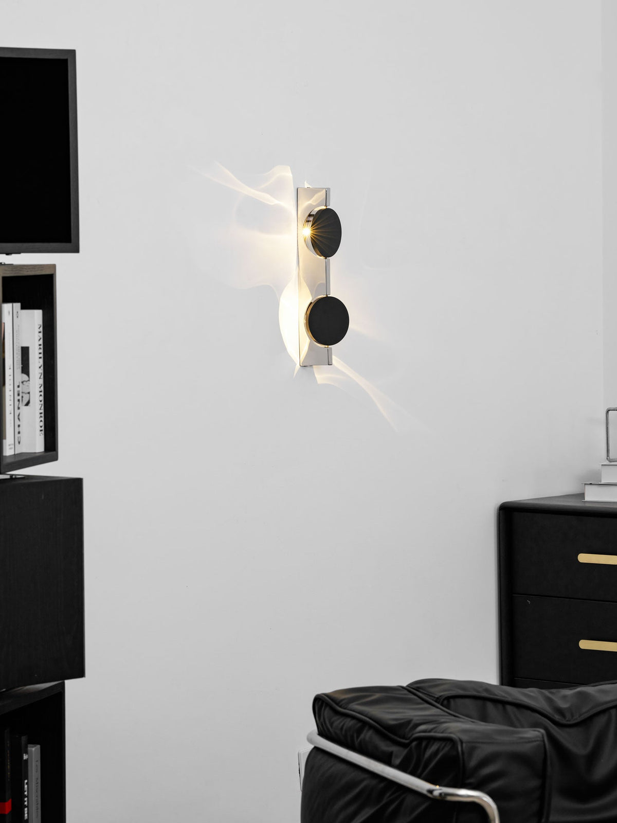 Sculpturale wandlamp met spiegelende schijf
