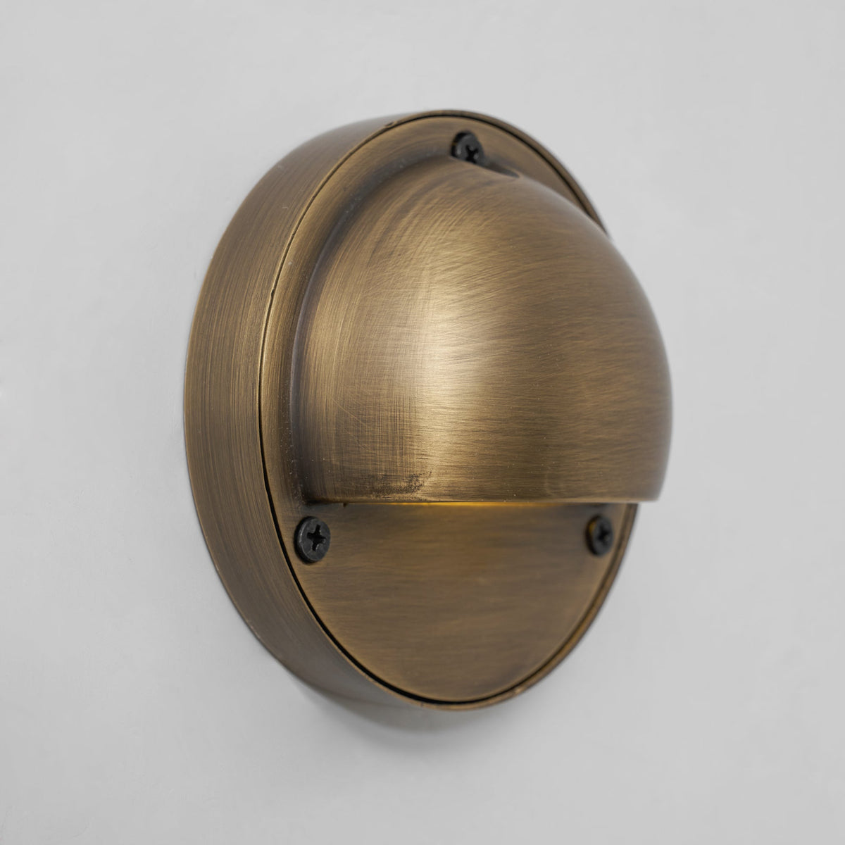 Compacte wandlamp van messing
