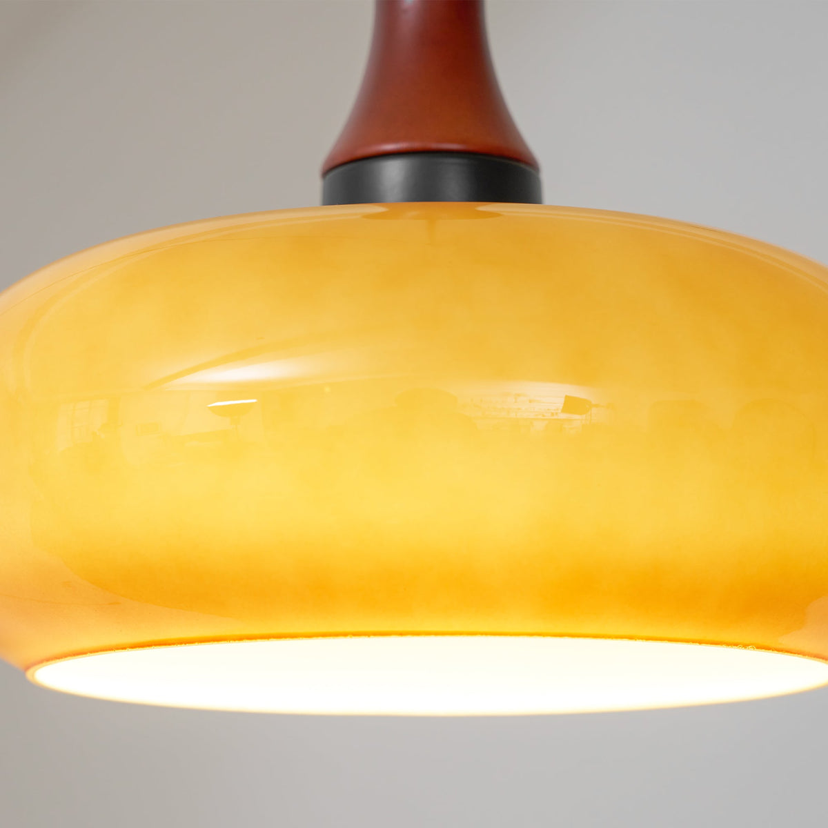 Amberkleurige glazen hanglamp met stekker
