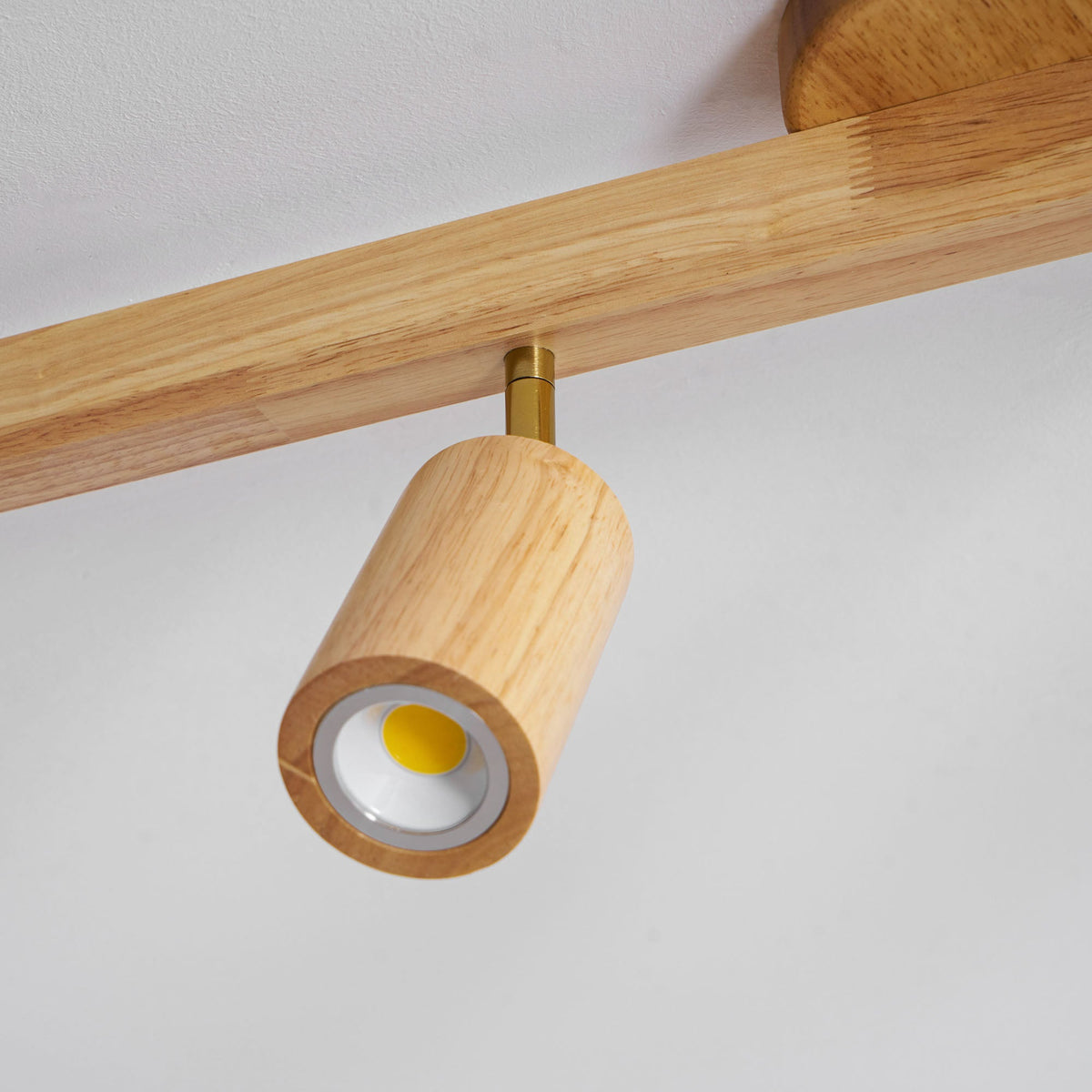 Houten rail met spotjes