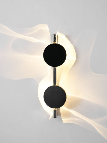 Sculpturale wandlamp met spiegelende schijf