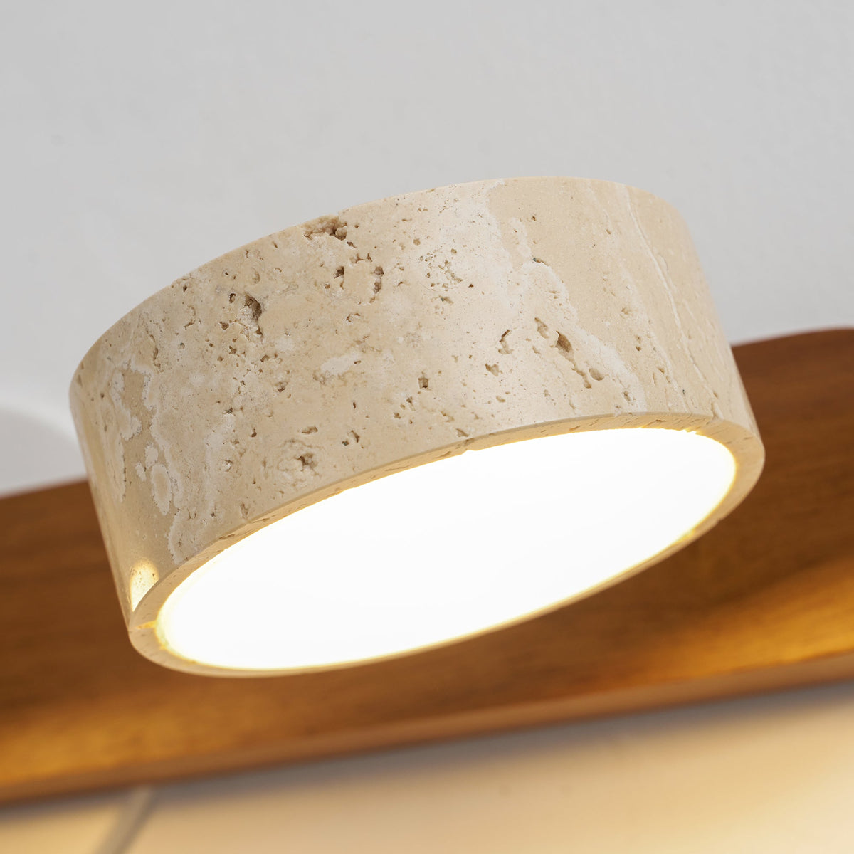 Travertijn wandlamp voor badkamermeubel met houtaccenten