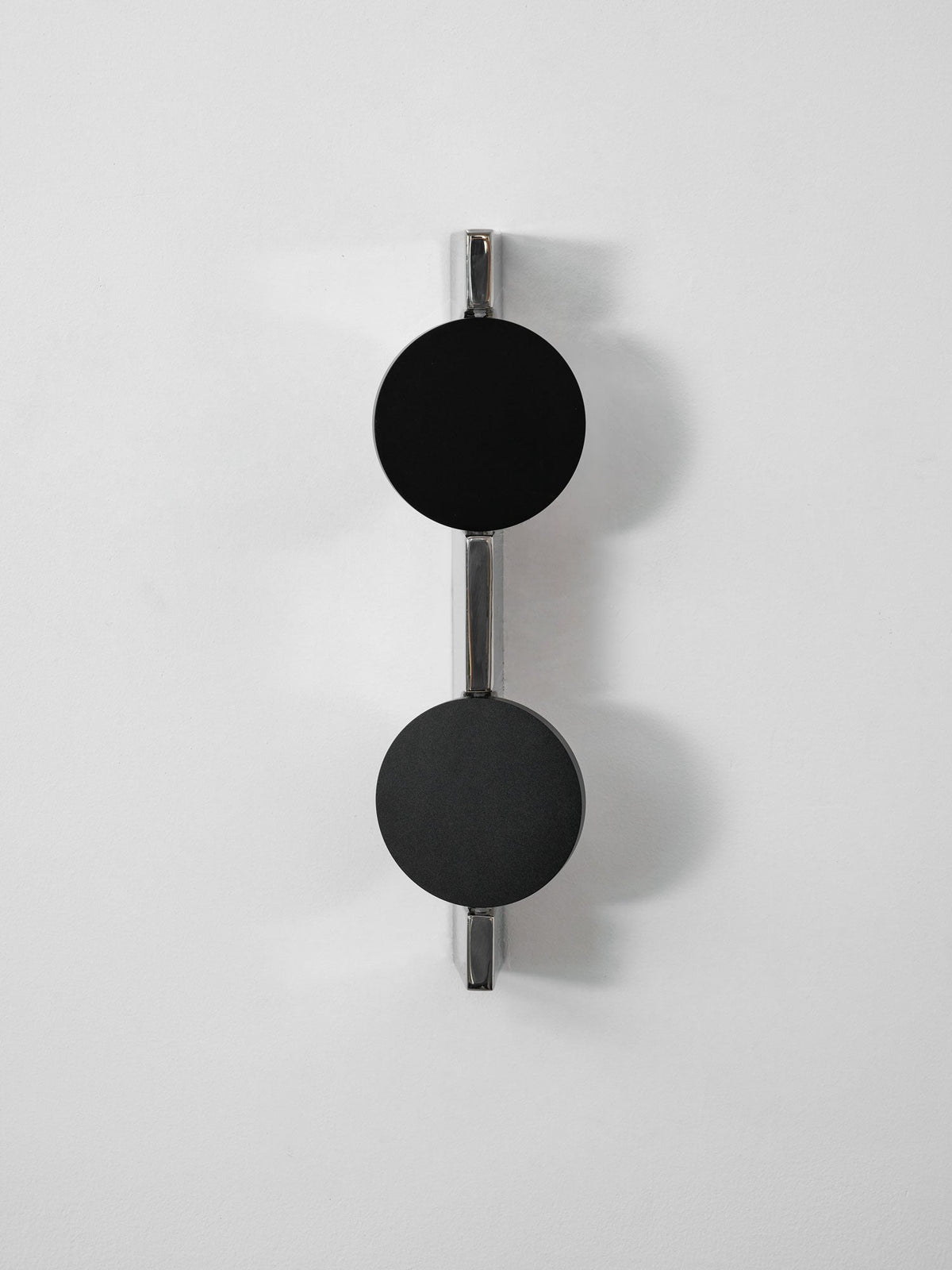 Sculpturale wandlamp met spiegelende schijf